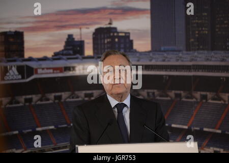 Madrid, Madrid, Espagne. 10 juillet, 2017. Florentino Perez au cours de la présentation du défenseur Français Théo Hernandez en tant que nouveau joueur de l'équipe, qui s'est tenue à Santiago Bernabeu à Madrid, Espagne, le 10 juillet 2017. Theo Hernandez a signé pour les 6 saisons. Crédit : Jack Abuin/ZUMA/Alamy Fil Live News Banque D'Images