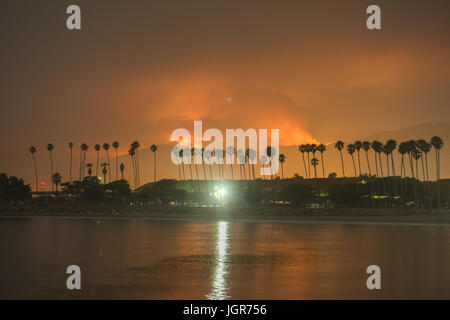 Santa Barbara, Californie, USA. 09 juillet 2017. La Whittier feu brûle comme vu à partir de la Goleta Pier tôt dimanche matin dans cette longue exposition de droit. Le feu brûle près de l'autoroute 154, le lac Cachuma, et le Col de San Marcos. Le feu avait brûlé 7 800 hectares autour de la ville de Santa Barbara et de la Forêt Nationale los Padres. Crédit : Stuart Palley/ZUMA/Alamy Fil Live News Banque D'Images