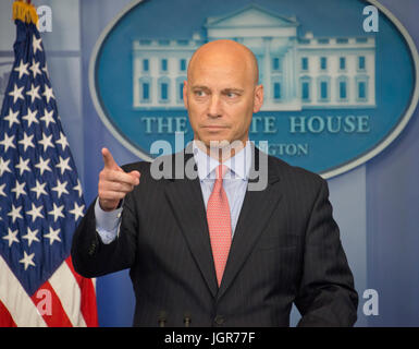 Maison Blanche Directeur des affaires législatives Marc courte aborde l'Administration frais du Sénat des États-Unis qui ont retardé l'atout essentiel des confirmations de la personne nommée dans la Brady Press Briefing Room à la Maison Blanche à Washington, DC le lundi 10 juillet, 2017. Credit : Ron Sachs/CNP /MediaPunch Banque D'Images