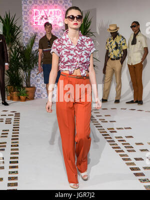 New York, USA. 10 Jun, 2017. Un model à la David Hart montrer lors de la Fashion Week de New York Men's S/S 2018 à Dune Studio Crédit : Ovidiu Hrubaru/Alamy Live News Banque D'Images