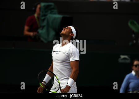 Londres, Royaume-Uni. 10 juillet, 2017. Wimbledon Tennis : Londres, 10 juillet, 2017 - L'Espagne Rafael Nadal réagit à un moment donné au cours de sa quatrième série perte pour Gilles Muller de Luxembourg à Wimbledon. Crédit : Adam Stoltman/Alamy Live News Banque D'Images