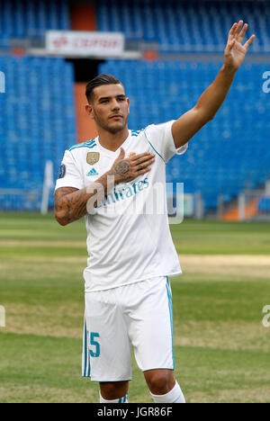 Madrid, Espagne. 10 juillet, 2017. Soccerplayer Theo Hernández lors de son dévoilement officiel en tant que nouveau joueur du Real Madrid au Santiago Bernabeu, à Madrid, le lundi 10 juillet 2017 : Crédit Gtres información más Comuniación on line,S.L./Alamy Live News Banque D'Images