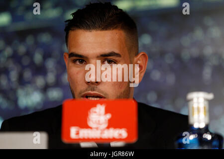 Madrid, Espagne. 10 juillet, 2017. Soccerplayer Theo Hernández lors de son dévoilement officiel en tant que nouveau joueur du Real Madrid au Santiago Bernabeu, à Madrid, le lundi 10 juillet 2017 : Crédit Gtres información más Comuniación on line,S.L./Alamy Live News Banque D'Images