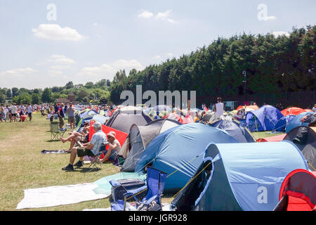 Londres - 5 juillet 2017 : Tennis fans camp en dehors de Wimbledon le troisième jour du tournoi de Wimbledon Park Banque D'Images