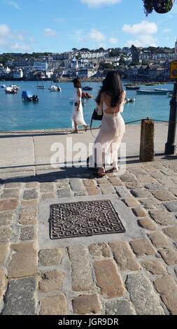 Robe d'été pour poser et prendre des photos par St Ives Harbour Banque D'Images