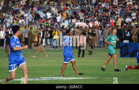 Lahore, Pakistan. 10 juillet, 2017. Footballeurs internationaux prendre une partie au cours d'un match de football au stade de la forteresse de Lahore. Héros brésilien Ronaldinho, ex stalwart Manchester United Ryan Giggs, ancien gardien de l'Angleterre David James, Dutch star George Boateng, d'anciens joueurs français Robert Pires et Nicolas Anelka, et le Portugais Luis Boa Morte atteint la capitale provinciale de jouer un match de football amical. Credit : Rana Sajid Hussain/Pacific Press/Alamy Live News Banque D'Images