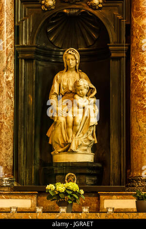 BRUGES, BELGIQUE - SEP 6, 2016 : une sculpture en marbre de Michel-Ange, "La Madone de Bruges" (Vierge à l'enfant) l'année 1501-1504, est maintenant assis dans l'Église Banque D'Images