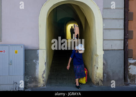 Passage piétonnier appelé Ball Lane ou danse Lane, vue depuis la rue Mitropoliei dans le centre historique de Sibiu Ville de région de Transylvanie, Roumanie Banque D'Images