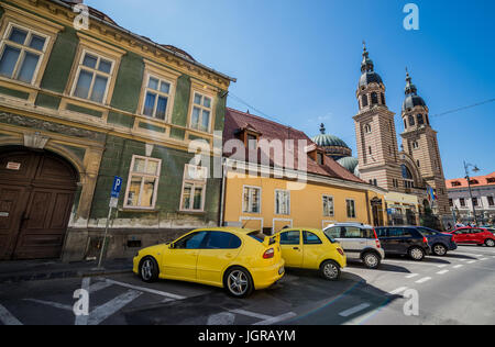 Maisons sur la rue Mitropoliei historique dans le centre historique de la ville de Sibiu, Roumanie. Avec vue sur la cathédrale Sainte Trinité Orthodoxe Roumaine Banque D'Images