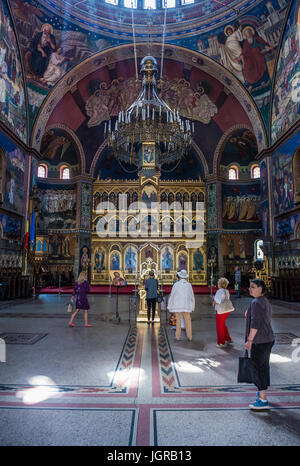 Nef et iconostase de l'église roumaine orthodoxe Holy Trinity Cathedral dans le centre historique de Sibiu Ville de région de Transylvanie, Roumanie Banque D'Images