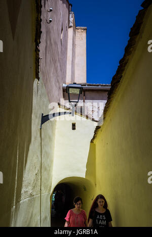 Zone piétonne passage étroit appelé Ball Lane ou danse Lane, vue depuis la rue Mitropoliei dans le centre historique de Sibiu ville de Transylvanie, Roumanie Banque D'Images