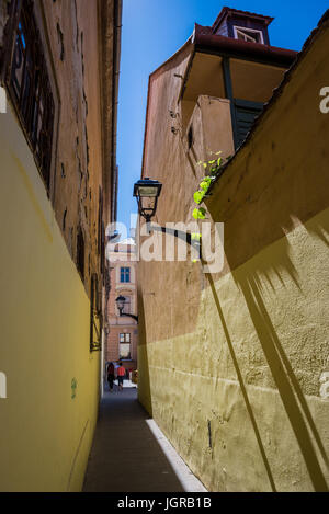 Zone piétonne passage étroit appelé Ball Lane ou danse Lane, vue depuis la rue Mitropoliei dans le centre historique de Sibiu ville de Transylvanie, Roumanie Banque D'Images