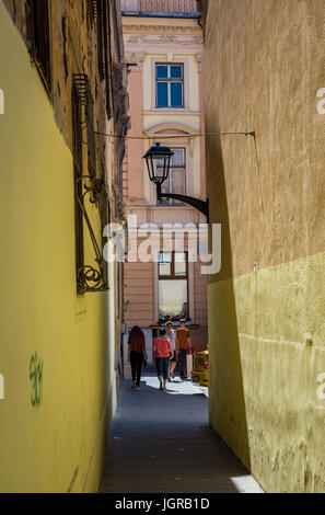 Zone piétonne passage étroit appelé Ball Lane ou danse Lane, vue depuis la rue Mitropoliei dans le centre historique de Sibiu ville de Transylvanie, Roumanie Banque D'Images