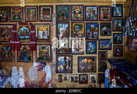 Boutique de souvenirs avec des icônes dans petit village de Sibiel célèbre de l'architecture traditionnels saxons dans Saliste commune, région de Transylvanie en Roumanie Banque D'Images