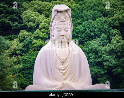 Statue du Bouddha blanc dans la forêt Banque D'Images