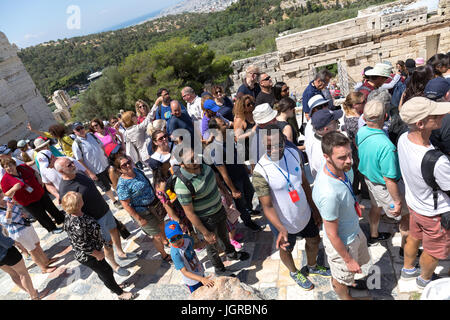 Files d'attente et à l'acropole, l'akropolis, sur les étapes menant à l'Propylées, l'entrée de l'Acropole, Athènes, Grèce Banque D'Images