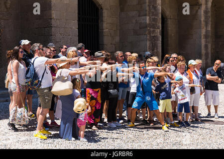 Groupe de touristes photographiée et posant pour les vacances d'été amusant. RHODES Grèce Banque D'Images