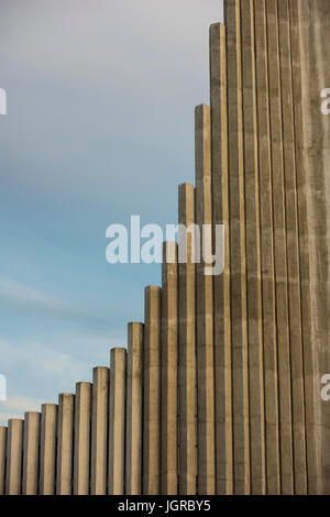 Libre de la cathédrale Hallgrimskirkja à Reykjavik, Islande, luthérienne, l'église paroissiale en extérieur un jour d'été ensoleillé avec un ciel bleu Banque D'Images