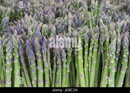 Dans un marché d'asperges Banque D'Images