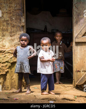 MADAGASCAR, Diego Suarez - décembre 4, 2014 : les enfants en milieu rural se tenir près de la chambre. Madagascar, Diego Suarez. 4 Septembre, 2014 Banque D'Images