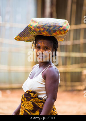 MADAGASCAR, Diego Suarez - décembre 4, 2014 : Un portrait de la femme rurale avec un sac sur la tête. Madagascar, Diego Suarez. 4 Septembre, 2014 Banque D'Images