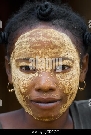 MADAGASCAR, MORONDAVA - Août 8, 2011 : Portrait de la jeune femme du village dans un masque d'argile sur un visage. Banque D'Images