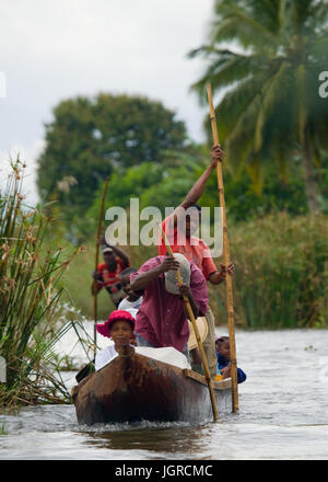 MADAGASCAR, MAROANTSETRA - 13 septembre 2010 : des gens de fret transport villages par des bateaux sur les canaux. Banque D'Images