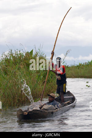 MADAGASCAR, MAROANTSETRA - 13 septembre 2010 : des gens de fret transport villages par des bateaux sur les canaux. Banque D'Images