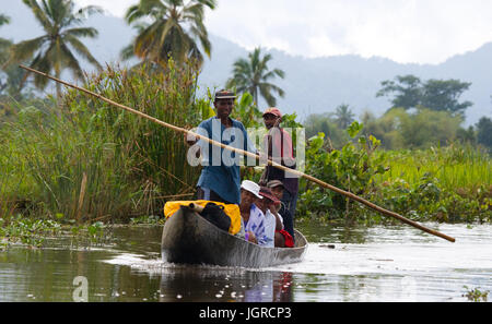 MADAGASCAR, MAROANTSETRA - 13 septembre 2010 : des gens de fret transport villages par des bateaux sur les canaux. Banque D'Images