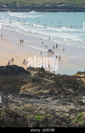 Les vacanciers s'amuser sur la plage de Fistral, Newquay, Cornwall. Banque D'Images