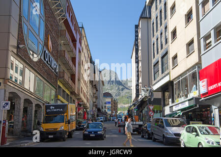 La rue commerçante d'Andorre. Banque D'Images