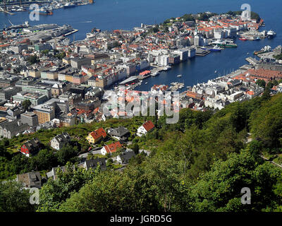 Paysage impressionnant de Bergen's Harbour et le flanc de la zone résidentielle, Bergen, Norvège Banque D'Images