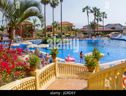 Les balustrades menant à la piscine de l'hôtel Bahia Costa Adeji dans Adeji, Tenerife Banque D'Images