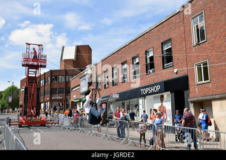 Zipwire animations de rue dans le cadre de la célébration du Festival du maire de Norwich, Royaume-Uni, Juillet 2017 Banque D'Images