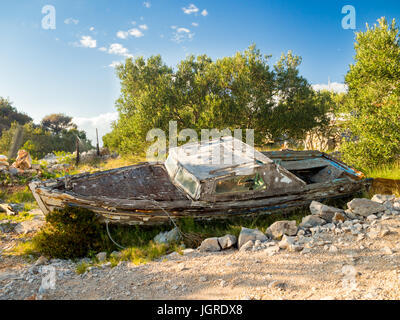 Ancien bateau de pêcheur sur une île croate de la crémaillère, le printemps ! Banque D'Images