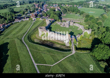 Vue aérienne du château de Pevensey, East Sussex UK. Romain partie et partie Norman château historique dans le sud-est de l'Angleterre. Attraction touristique populaire Banque D'Images