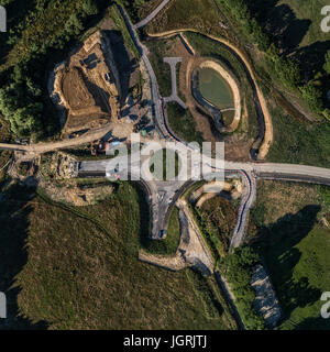 Vue aérienne de la route d'accès nord Bexhill rond-point sous le développement. Travaux Sol et lac artificiel Banque D'Images