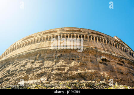 Vue de dessous du Castel Sant'Angelo à Rome, Italie Banque D'Images