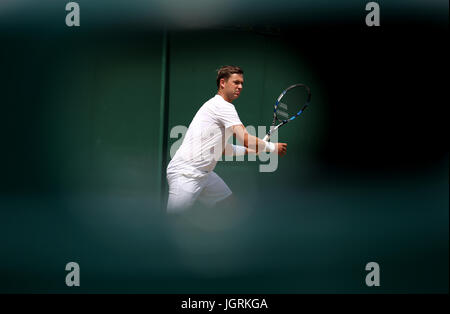 Marcus Willis en action lors de son match de double avec Jay Clarke sur sept jours du tournoi de Wimbledon à l'All England Lawn Tennis et croquet Club, Wimbledon. Banque D'Images