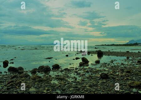 Une belle vue sur l'océan à partir de la rive Banque D'Images