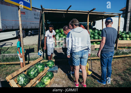 Stand de voie avec les pastèques à vendre en région de Transylvanie, Roumanie Banque D'Images