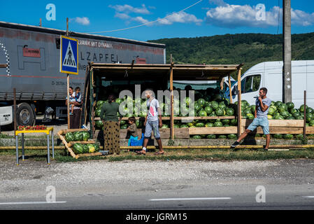 Stand de voie avec les pastèques à vendre en région de Transylvanie, Roumanie Banque D'Images