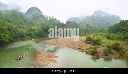 Rafting en bambou le long de neuf-bend river en montagnes Wuyi, Chine Banque D'Images