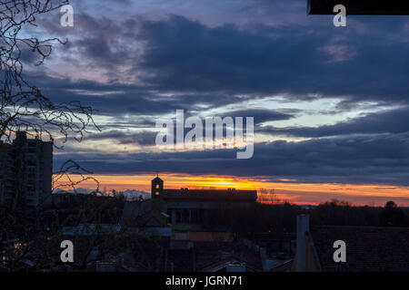 Silhouette sur les toits de la ville. ville au coucher du soleil. Banque D'Images