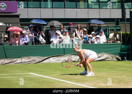 Londres - 5 juillet 2017 : Barbora Strycova utilise son service au tennis contre retour Naomi Osaka le jour 3 de Wimbledon 2017. Banque D'Images