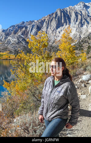 Randonneur sur le sentier en boucle à condamner lac près de Mammoth Lakes en automne Banque D'Images