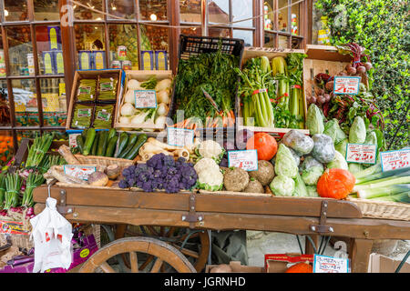 Barrow de légumes colorés exposées à l'extérieur de légumes shop, Broadway, Worcestershire, un beau village dans les Cotswolds, au sud-ouest de l'Angleterre Banque D'Images