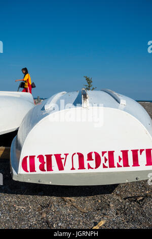 Les canots en bois utilisé par les sauveteurs locaux à Kew Beach, sur les rives du lac Ontario à Toronto, Canada Banque D'Images