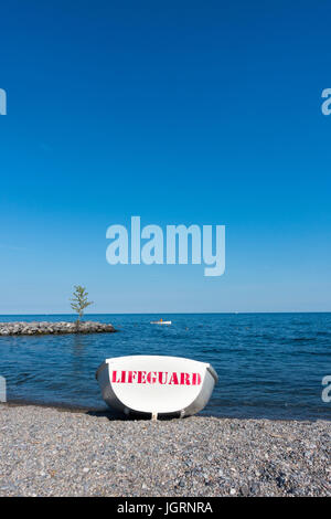 Les canots en bois utilisé par les sauveteurs locaux à Kew Beach, sur les rives du lac Ontario à Toronto, Canada Banque D'Images