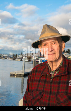 Portrait of Senior Homme Vertical par Marina Banque D'Images